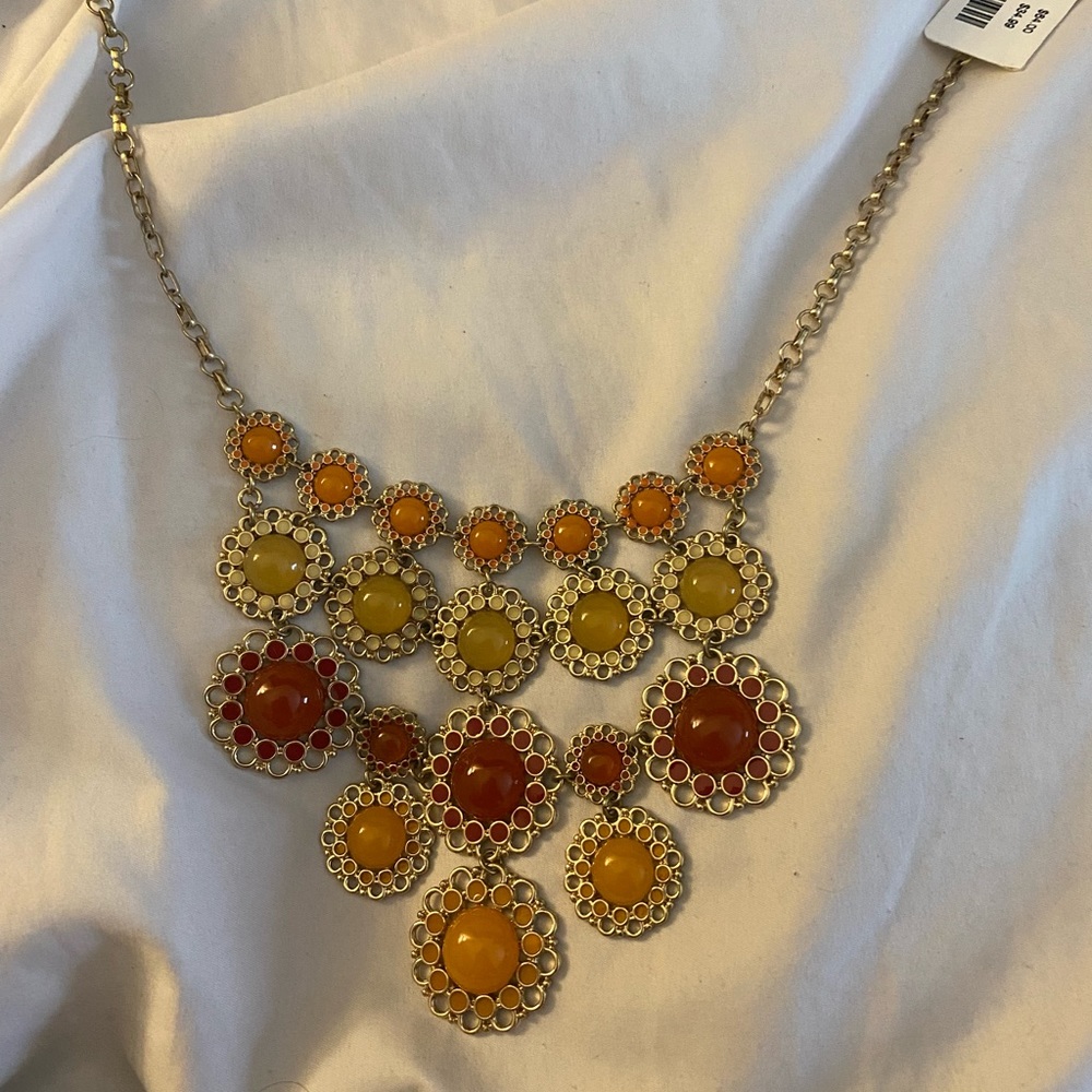 NWT. Glamorous statement necklace.